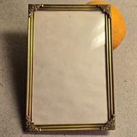 buet-glas-i-gammel-stribet-messing-billedramme-fine-hjoerner-vintage-fotoramme